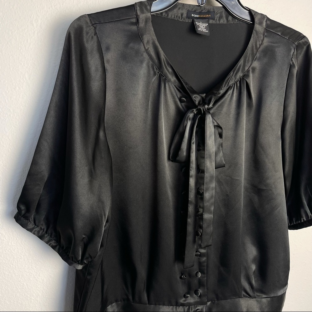 BCBGMaxAzria Black Tie neck button down elbow sleeve satin crop blouse size L - Picture 2 of 8